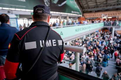 A UME military at the Madrid Station of Atocha on Monday, April 29, with hundreds of travelers in the lobby.
