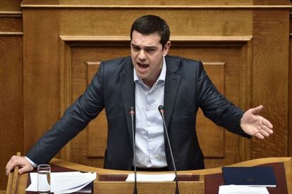 Alexis Tsipras, durante una sesi&oacute;n parlamentaria, este lunes en Atenas.