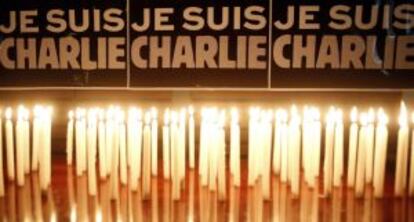Velas y carteles conmemorativos "Yo Soy Charlie", depositados ante la sede del semanario satírico francés Charlie Hebdo, en París.