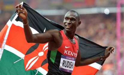 Rudisha celebra su triunfo en 800m.