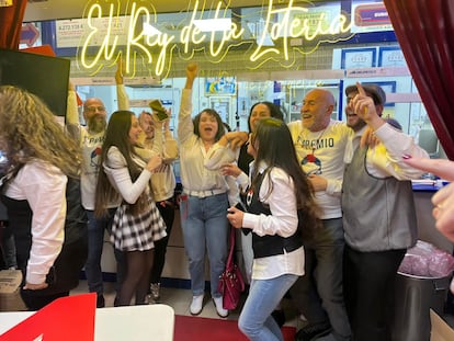 Empleados de 'La chulapa de Moncloa' celebran frente a la administración de lotería del intercambiador de Moncloa el tercer premio obtenido este 22 de diciembre