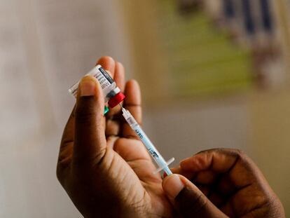 Una enfermera se dispone a vacunar a un niño contra la malaria en un hospital de Kisumu (Kenia) en julio de 2022.