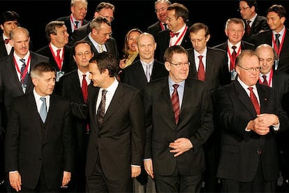 Los líderes reunidos en Madrid posan para la foto de familia. En primer fila, de izquierda a derecha, los jefes de Gobierno de Polonia, Marek Belka, y España, José Luis Rodríguez Zapatero; el presidente de los socialistas europeos, Poul Nyrup Rasmussen, y el primer ministro sueco, Göran Persson.