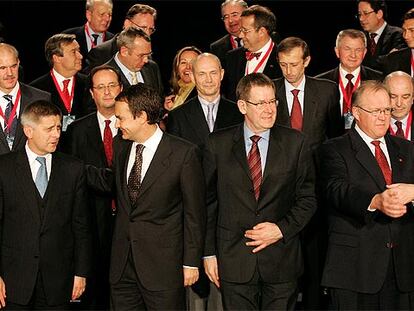 Los líderes reunidos en Madrid posan para la foto de familia. En primer fila, de izquierda a derecha, los jefes de Gobierno de Polonia, Marek Belka, y España, José Luis Rodríguez Zapatero; el presidente de los socialistas europeos, Poul Nyrup Rasmussen, y el primer ministro sueco, Göran Persson.