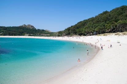 Este arenal impacta con sus dunas de cal y sus aguas de vidrio desprendiendo ese bienestar que proporciona el estar rodeado del Atlántico en la cabecera de la ría viguesa. Rodas, joya del Parque Nacional de las Islas Atlánticas de Galicia (<a href="https://www.parquenacionalillasatlanticas.com/index.php?lang=gl" target="_blank">parquenacionalillasatlanticas.com</a>), ostenta la bandera azul y resulta el mejor lugar para sumergirse en la naturaleza hasta los tuétanos sin necesidad de teletransportarse al Caribe, aunque el agua fría se encargue de evaporar el espejismo. Gaviotas patiamarillas, sombrías, argénteas y cormoranes moñudos son los dueños de este paraíso gallego en el que está prohibido llevarse cualquier elemento natural, en especial las conchas. El aforo se ajusta a la capacidad de los barcos: 1.800 visitantes al día (sin contar 600 campistas), que deben solicitar previamente un permiso de entrada al parque nacional a través de la web <a href="https://autorizacionillasatlanticas.xunta.gal/illasr/inicio" target="_blank">autorizacionillasatlanticas.xunta.gal </a> (concedido automáticamente si reservamos pernocta en el camping). Del total de pasajeros, alrededor de un 30% acude solo para el disfrute de las playas mientras el resto se decanta por el senderismo y la fotografía.