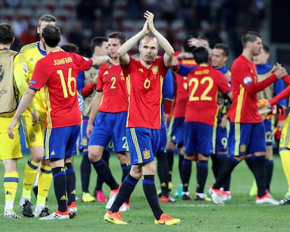 Iniesta aplaude a los aficionados tras la victoria ante Turquía. 