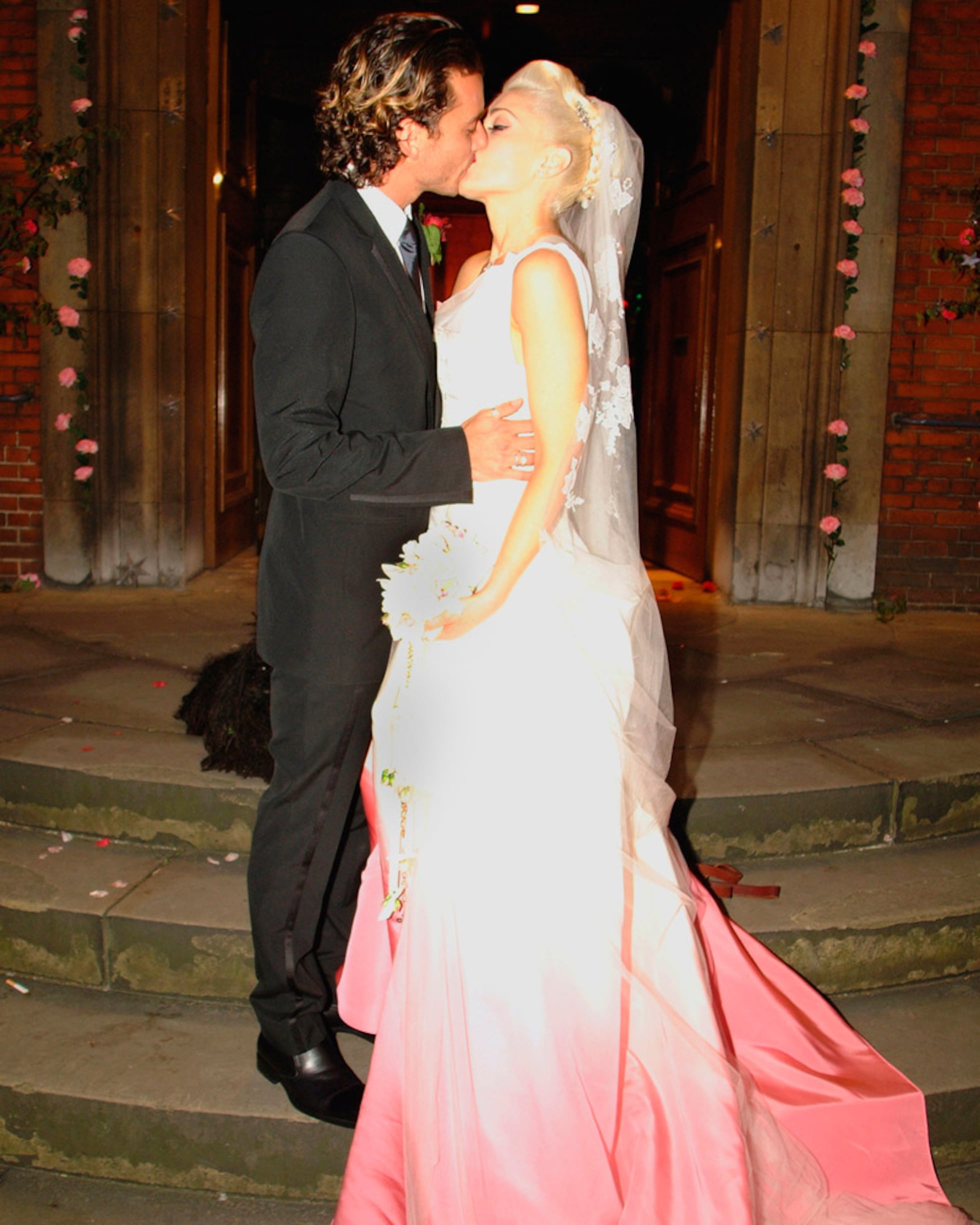 Charli XCX y George Daniel baterista de The 1975, se casaron en una íntima  y romántica ceremonia en Londres, image size:1960x2450