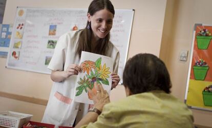 Una de las cuidadoras del centro para enfermos de Alzheimer Cuidem la Mem&ograve;ria de Barcelona.