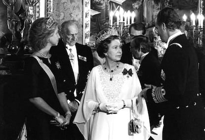 Don Juan Carlos y doña Sofía conversan con la reina Isabel II, en presencia de don Juan de Borbón, durante la cena de gala ofrecida por los Reyes en el Palacio Real, el 17 de octubre de 1988.