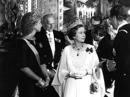 Don Juan Carlos y doña Sofía conversan con la reina Isabel II, en presencia de don Juan de Borbón, durante la cena de gala ofrecida por los Reyes en el Palacio Real, el 17 de octubre de 1988.