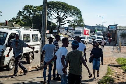 Un grupo de adolescentes camina por una calle de Eshowe. En este lugar llegaron a tener VIH una de cada cuatro personas. Pincha en la imagen para ver la fotogalería completa.