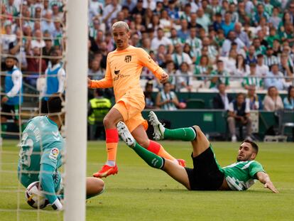 Soccer Football - LaLiga - Real Betis v Atletico Madrid - Estadio Benito Villamarin, Seville, Spain - October 23, 2022 Atletico Madrid's Antoine Griezmann scores their second goal REUTERS/Marcelo Del Pozo