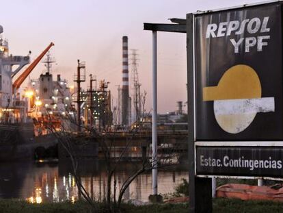 Un terminal de la petrolera YPF, en  Avellaneda, provincia de Buenos Aires (Argentina).