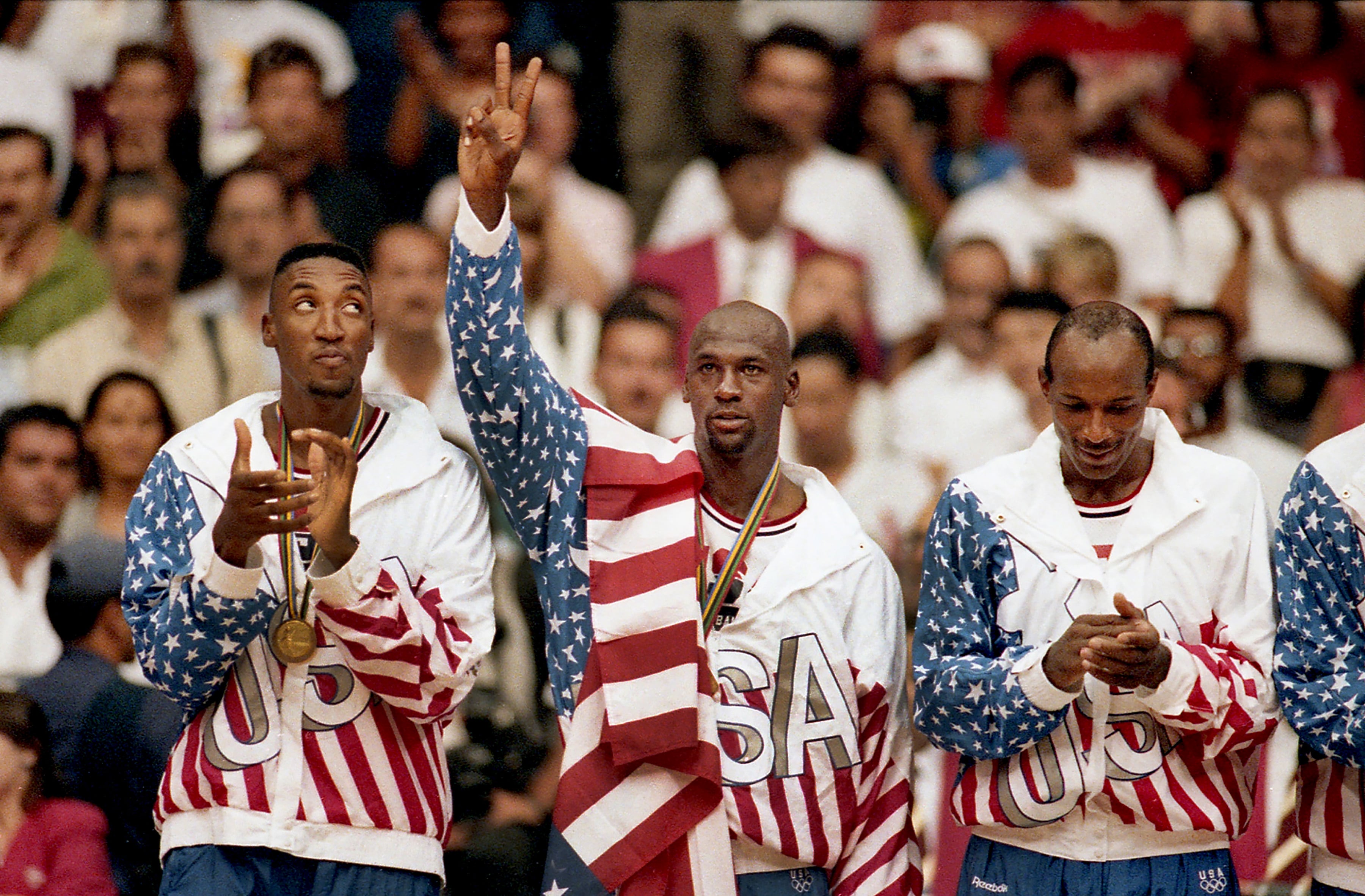 La historia de la bandera de 1,8 millones de dólares con la que Michael Jordan se tapó para recibir el oro en Barcelona 92