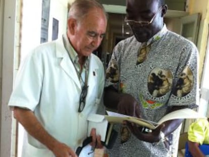 Miguel Pajares, a la izquierda, y un enfermero en el Hospital San José de Monrovia en 2011.