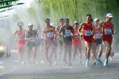 Momento de la carrera en la que se refresca a los corredores de los 20 kilometros marcha.