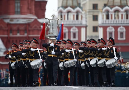 Uma banda do exército russo atua durante o desfile militar em Moscou.