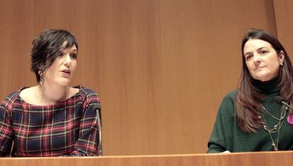 La concejal bilbaína Ohiane Agirregoitia (izquierda) y la doctora Mónica Moreno, en la presentación del vídeo para hacer frente a la violencia machista.