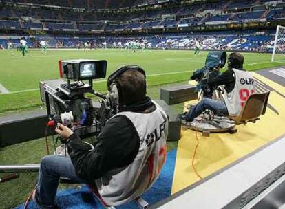 Cámaras en el estadio Santiago Bernabéu, minutos antes del encuentro de ayer entre el Madrid y el Betis.