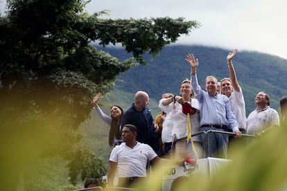 Edmundo González Urrutia saluda a los manifestantes.