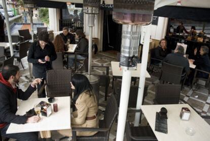 Terraza en un bar de Jaén con calefactores para que los clientes puedan fumar sin pasar frío.