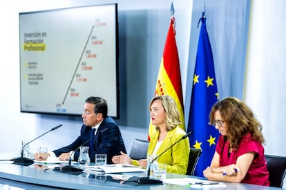Desde la izquierda,  el ministro de Asuntos Exteriores y Unión Europea, José Manuel Albares; la ministra Portavoz, Pilar Alegría y la ministra de Sanidad, Mónica García, durante la una rueda de prensa posterior a la reunión del Consejo de Ministros, este martes.