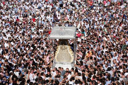 Multitud de peregrinos, alrededor de la Virgen de El Rocío durante la procesión.