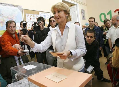 La presidenta de la Comunidad de Madrid y candidata del PP a la reelección, Esperanza Aguirre, ha ejercido su derecho al voto en el colegio público Pi i Margall, en el distrito de Centro, donde advirtió a los madrileños de que "más vale que voten por la mañana, porque se anuncian tormentas por la tarde".