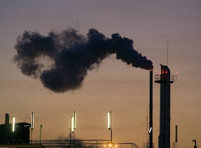 Una chimenea emite gases en la Zona Franca, en una foto de archivo.