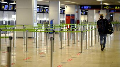 Un pasajero camina ayer lunes (27 de julio) por la terminal T1 casi vacía en el Aeropuerto de Madrid-Barajas.
 