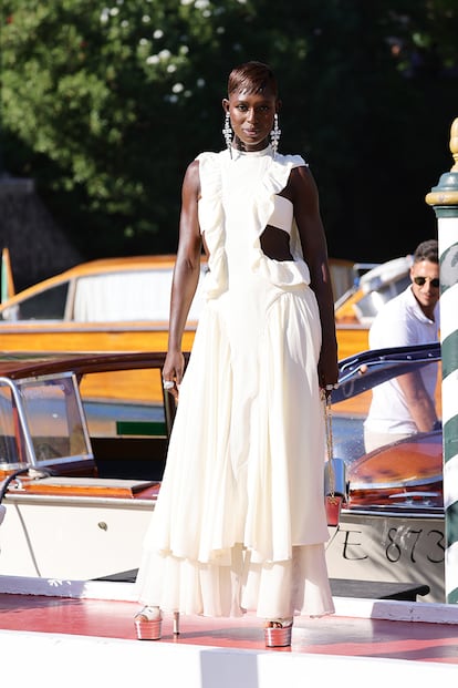 Jodie Turner-Smith, impecable con un vestido blanco con cortes laterales.