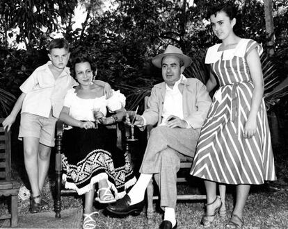 Dalmau Costa amb la seva família a Mèxic, als anys cinquanta.