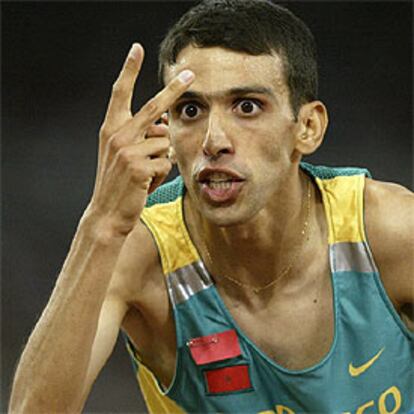 El Guerruj celebra sus dos medallas tras ganar la prueba de 5.000 metros en Atenas.