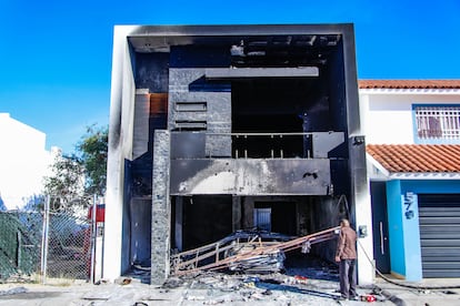 Una residencia incendiadada este lunes en el oriente de Culiacán, Estado de Sinaloa. 