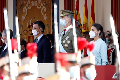 Felipe VI preside el desfile militar del 12 de octubre en Madrid, acompañado de la reina Letizia y Pedro Sánchez.