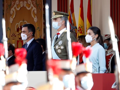 Felipe VI preside el desfile militar del 12 de octubre en Madrid, acompañado de la reina Letizia y Pedro Sánchez.