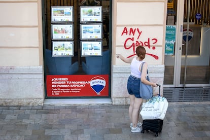 Una mujer mira los pisos disponibles en una inmobiliaria de Málaga, en julio de 2025.