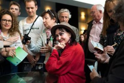 La actriz Anna Karina, rodeada de fans, el miércoles en el Festival de Cine Clásico de Lyon.