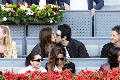 Blanca Suárez y Javier Rey dándose un beso durante el Mutua Madrid Open celebrado a principios de mayo en Madrid.