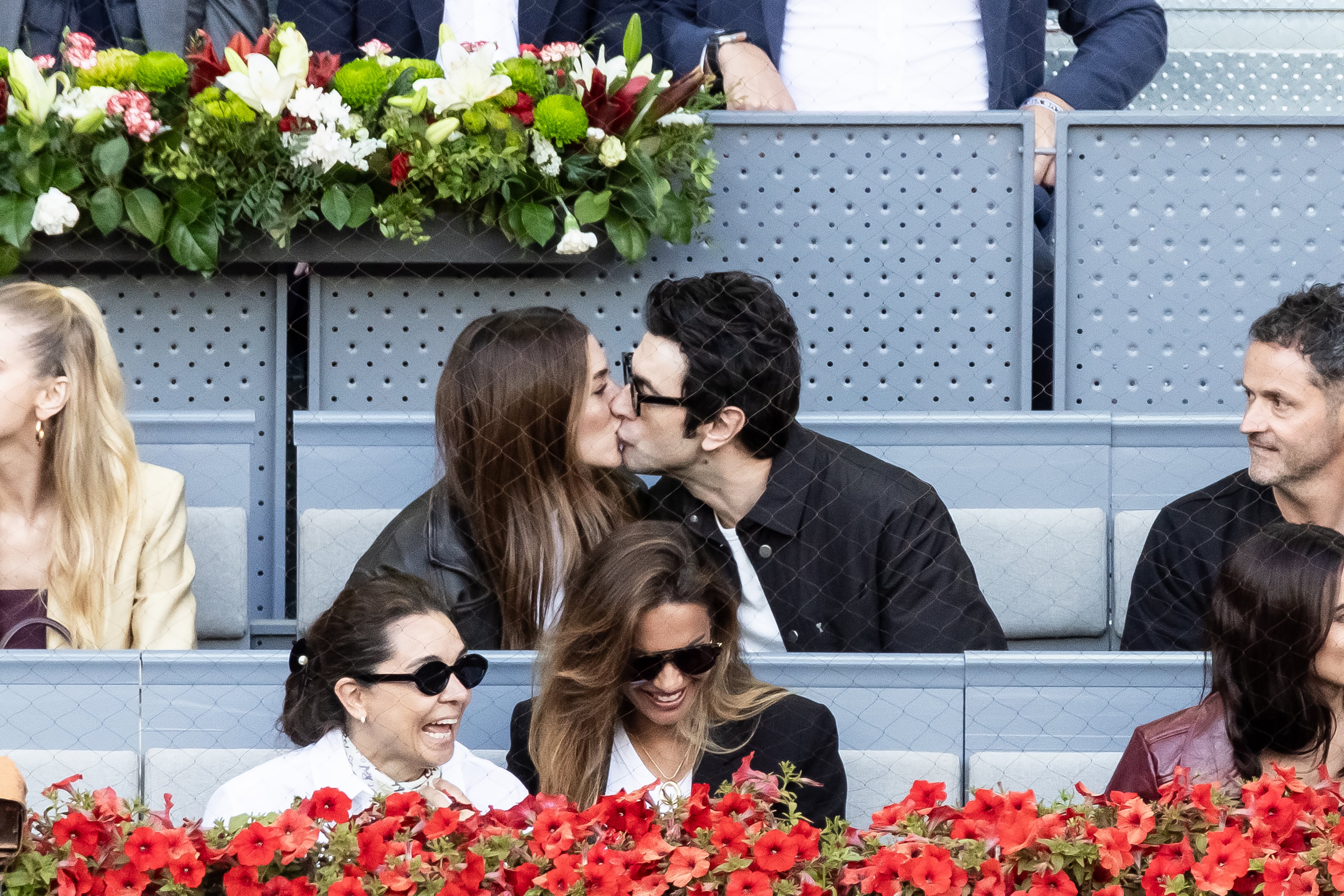 Javier Rey, actor: “He aprendido que ni el halago ni la masacre total son la auténtica realidad” 2 Blanca Suárez y Javier Rey dándose un beso durante el Mutua Madrid Open celebrado a principios de mayo en Madrid.