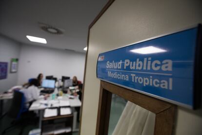 El programa nació al mismo tiempo que se producía la crisis de los cayucos de 2006. Ese año 39.180 personas desembarcaron en las costas españolas. Desde el servicio explican que los flujos migratorios cambiaron y no bastaba con que los profesionales sanitarios hablaran inglés. Así nació Salud Entre Culturas, un servicio que las sucesivas gerencias del hospital Ramón y Cajal de Madrid han apoyado.