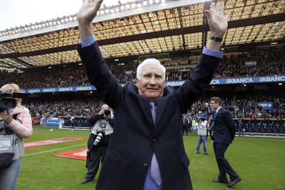 Arsenio recibe el homenaje de Riazor en mayo de 2016.