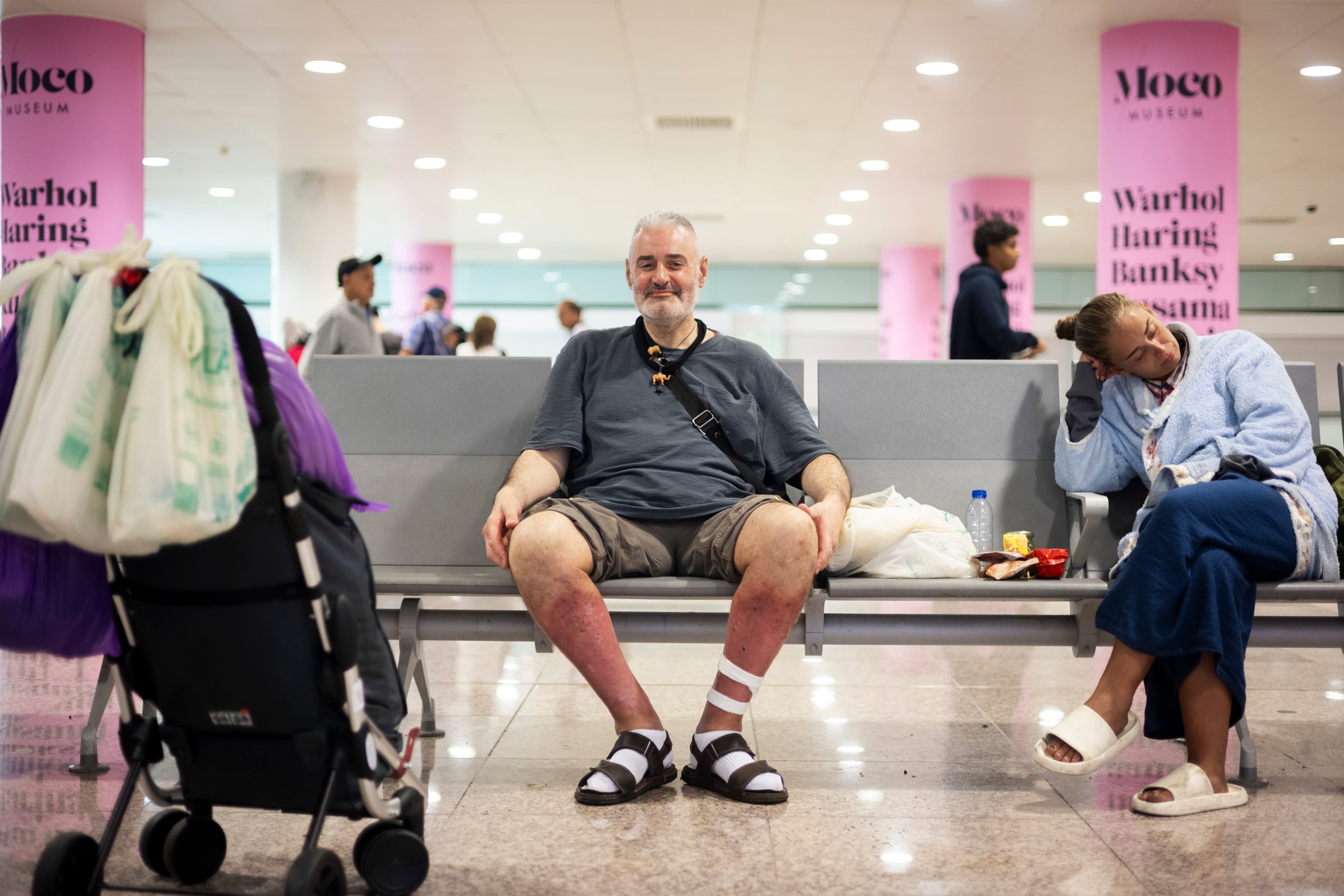 Un centenar de sin techo viven en el aeropuerto de El Prat y carecen de asistencia social desde enero