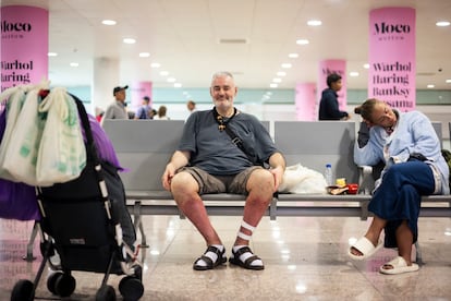 En la imagen, Pedro, una de las personas que residen en la Terminal 1 del aeropuerto de Josep Tarradellas-El Prat.