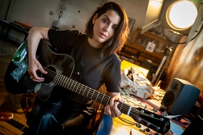 Ruth Lorenzo, con su guitarra, con la que compone sus canciones, fotografiada en el piso de una amiga en Madrid. 