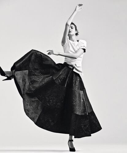 Blanca Padilla luce camiseta (290 €) y falda (2.200 €), los dos de Loewe, cinturón de Gucci (c. p. v.) y zapatos de salón de Chanel (820 €).