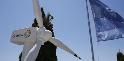 Una replica de un molino de viento de la empresa de energías renovables Gamesa.