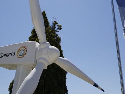 Una replica de un molino de viento de la empresa de energ&iacute;as renovables Gamesa. 