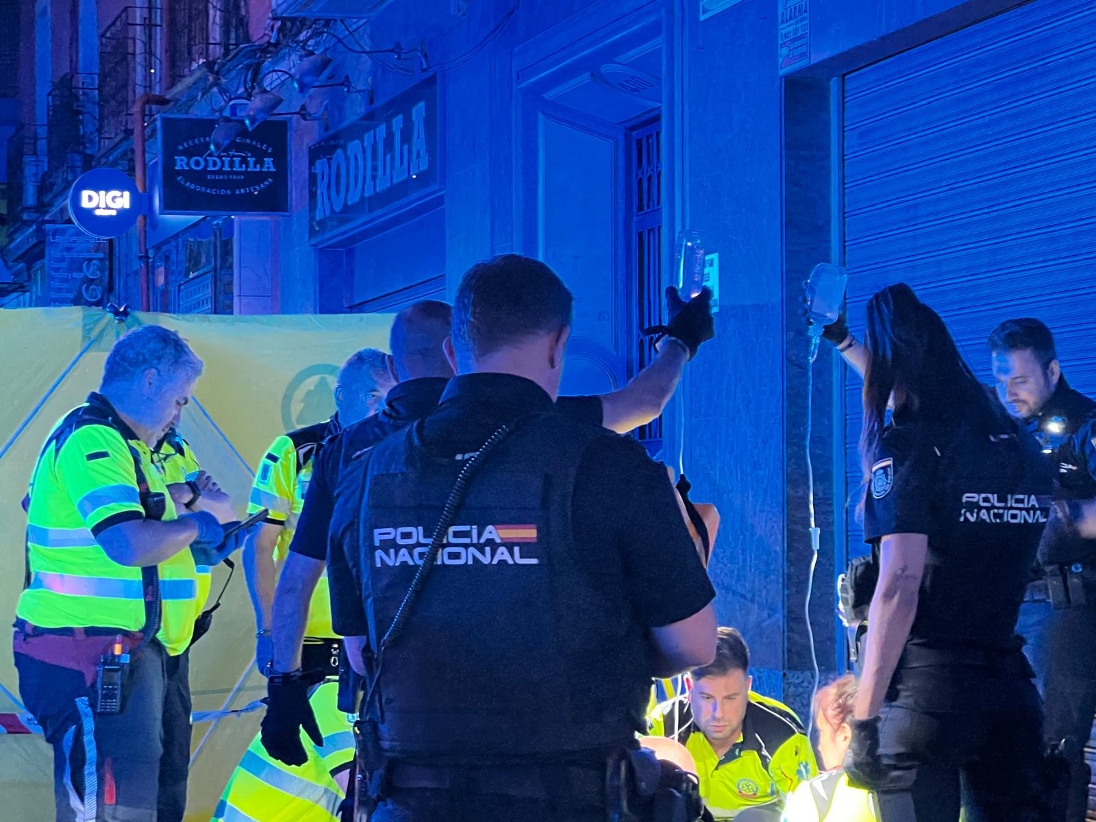 Los sanitarios y la policía atienden al herido en Ciudad Lineal.