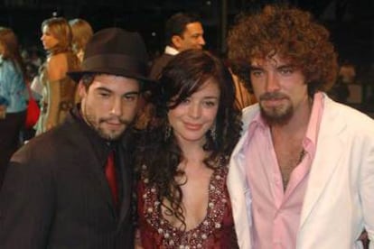 De izquierda a derecha, Unax Ugalde, Flora Martínez y Manolo Cardona, durante el estreno en Medellín de <i>Rosario Tijeras.</i>